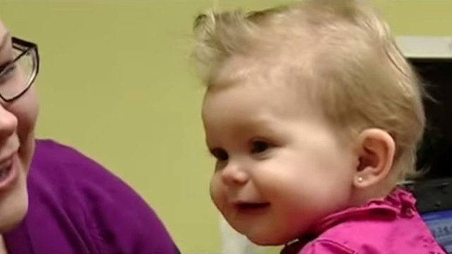 Sourde, cette fillette entend pour la toute première fois. Et les premiers mots qu'elle entend sont incroyables