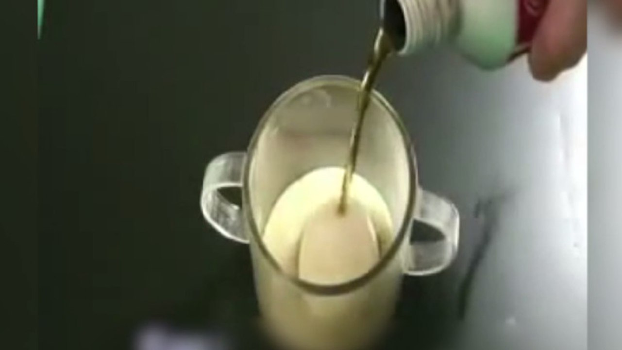 Avec un œuf dur, il montre l'effet du Coca Cola sur nos dents. Une expérience édifiante !