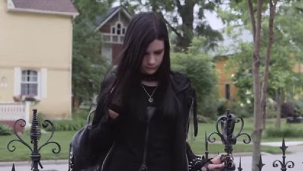 Rejetée par tout le monde, cette jeune gothique va recevoir une incroyable surprise. Regardez plutôt