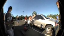 Un groupe de skateurs sauve deux bébés coincés dans une voiture en plein soleil. Un acte héroïque !