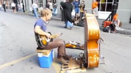 Ce musicien de rue a un talent fou. Son numéro va vous épater