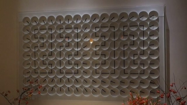 Cette horloge murale est totalement dingue. Vous n'allez jamais comprendre comment elle fonctionne !