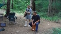 Ils jouaient de la musique en pleine forêt, mais une créature n'a pas aimé ça. Vous ne devinerez jamais ce qu'on subi les musiciens !