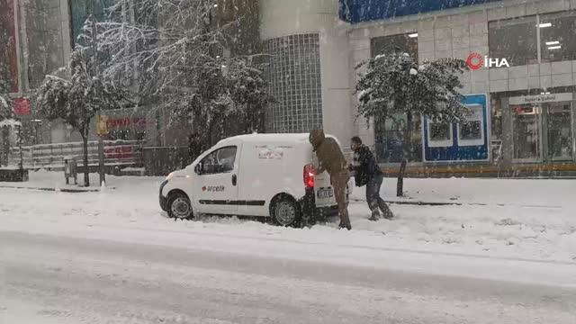 Isparta'da kar kalınlığı 30 santimetreyi geçti, hayat felç oldu