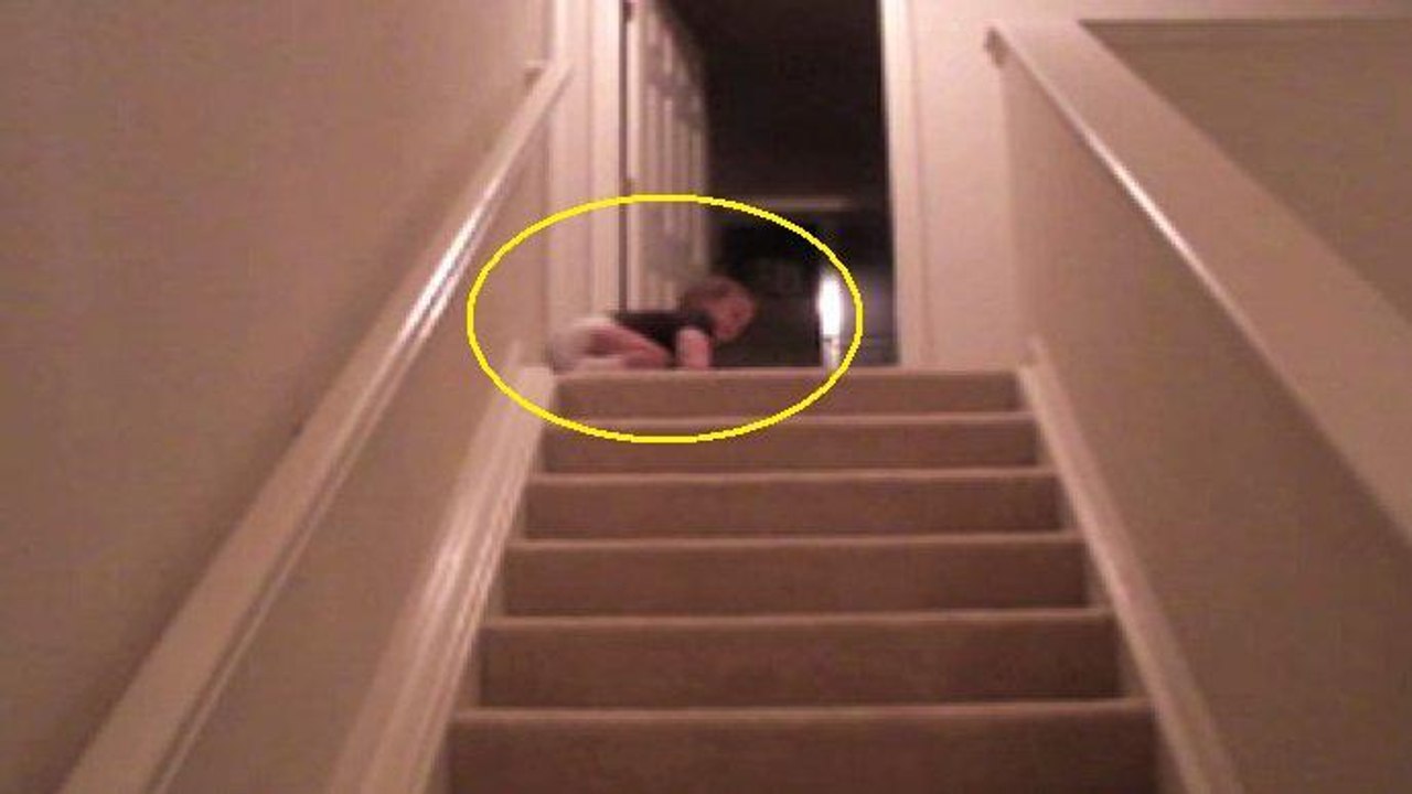 Ce bébé descend les escaliers à sa façon. Et sa méthode va vous laisser perplexe