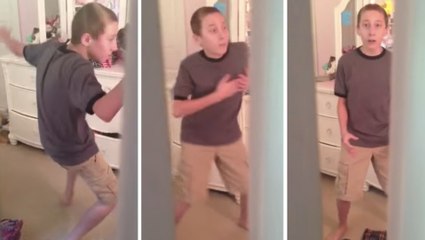 Ce garçon vit un grand moment de solitude devant son miroir. C'est totalement hilarant !