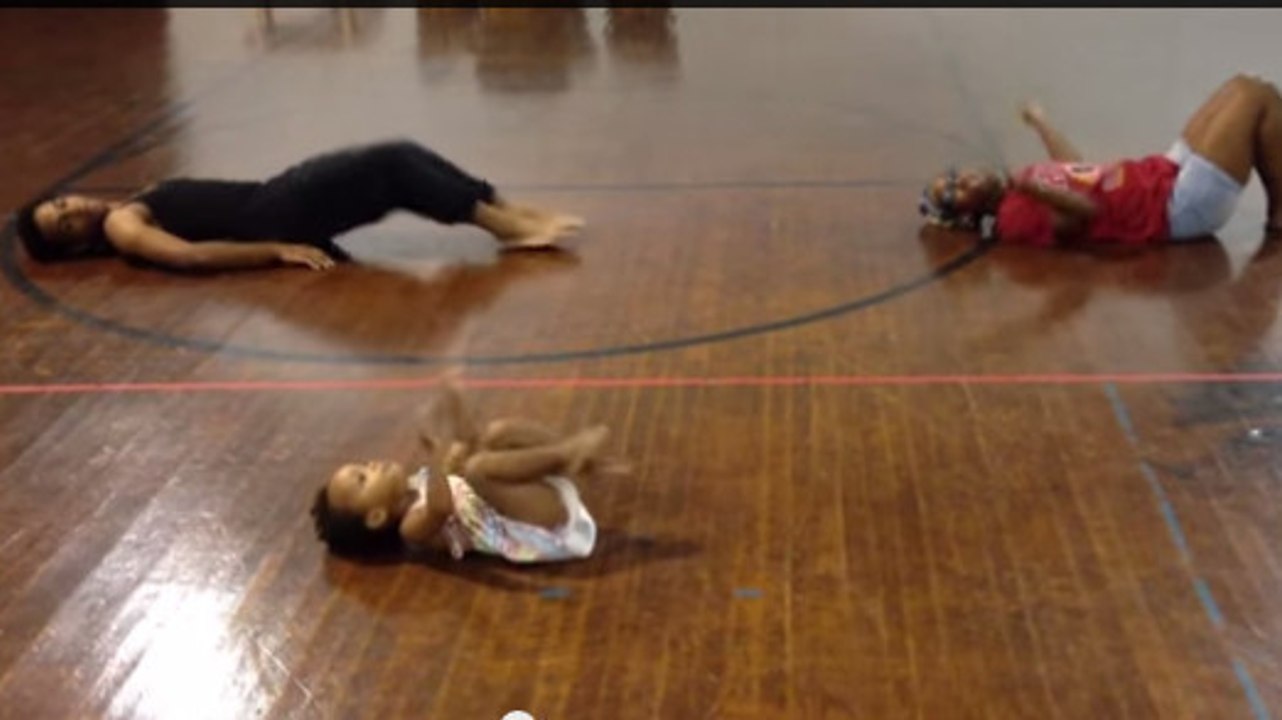 Une fillette improvise une chorégraphie sur Chandelier de Sia. Une danse adorable !