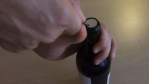 Vous n'avez pas de tire-bouchon pour ouvrir votre bouteille de vin ? Voici une technique qui va vous changer la vie !