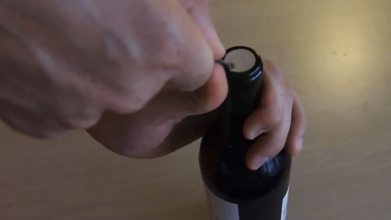 Vous n'avez pas de tire-bouchon pour ouvrir votre bouteille de vin ? Voici une technique qui va vous changer la vie !