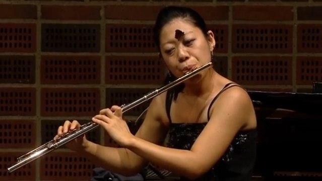 En plein concours de flûte, cette musicienne reçoit la visite d'un papillon. Elle va alors faire preuve d'un incroyable self control !