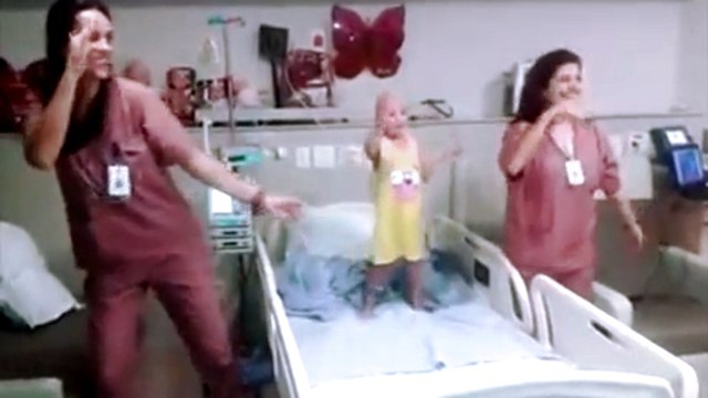 Des infirmières improvisent une danse avec une fillette atteinte d'un cancer. Un grand moment de partage