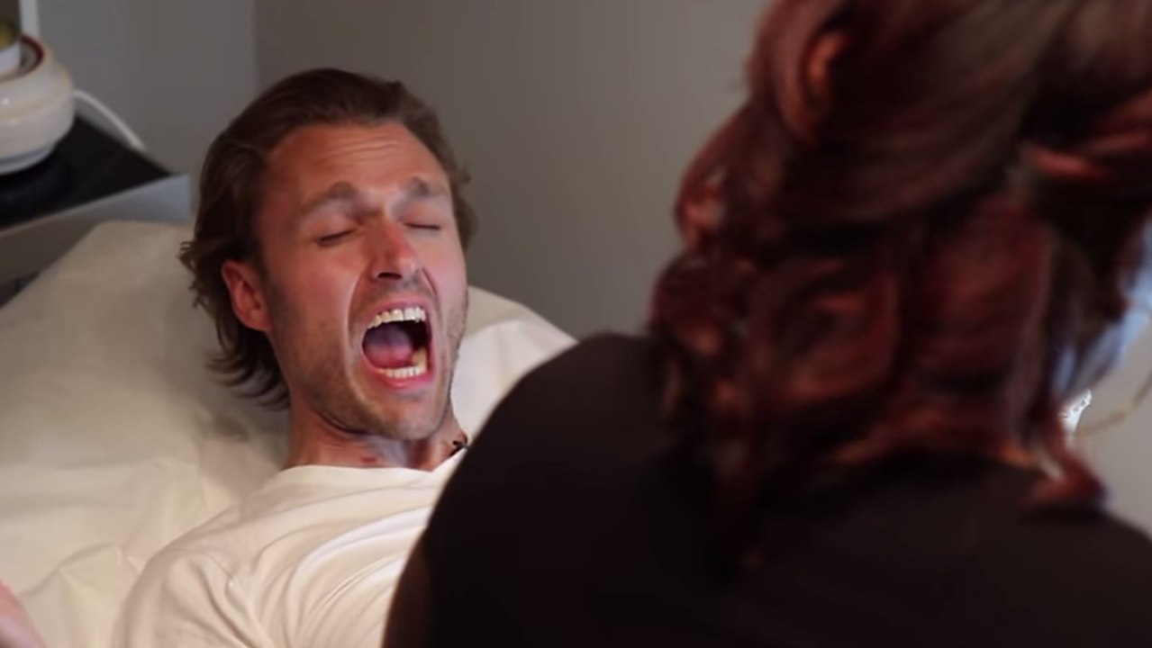 Des hommes testent l'épilation du maillot... à la cire. Et leurs réactions sont hilarantes !