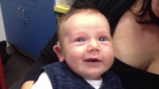 Né sourd, ce bébé de 2 mois entend pour la première fois. Une expérience émouvante !