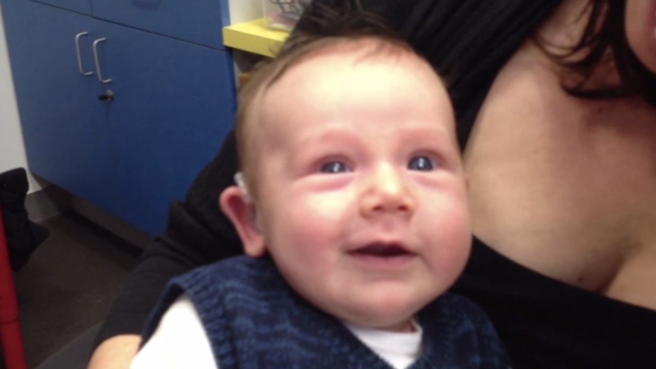 Né sourd, ce bébé de 2 mois entend pour la première fois. Une expérience émouvante !