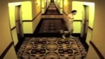 Il se retrouve nu dans les couloirs d'un hôtel. Une expérience des plus humiliantes