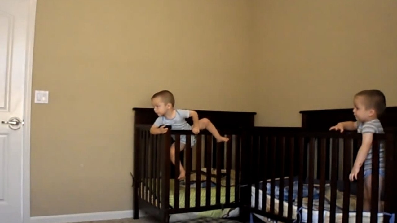 Ces deux bébés sont déjà des pros de l'évasion. Vous n'allez pas en croire vos yeux