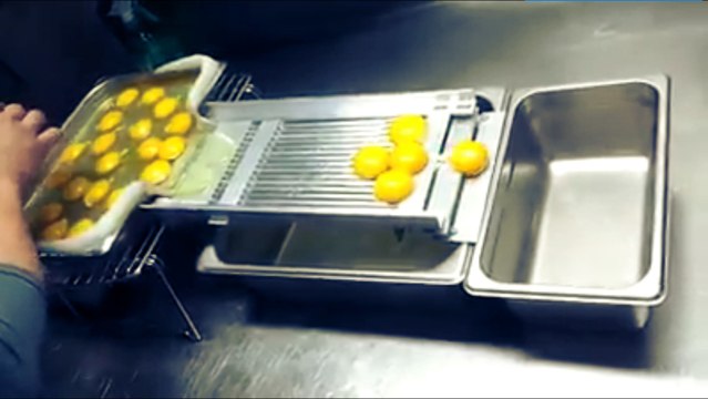 Cette invention permet de séparer les jaunes et les blancs d’œufs en un temps record. Vous n'allez pas en revenir