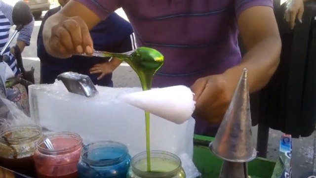 Ce vendeur ambulant réalise une surprenante friandise. Vous n'allez pas en revenir