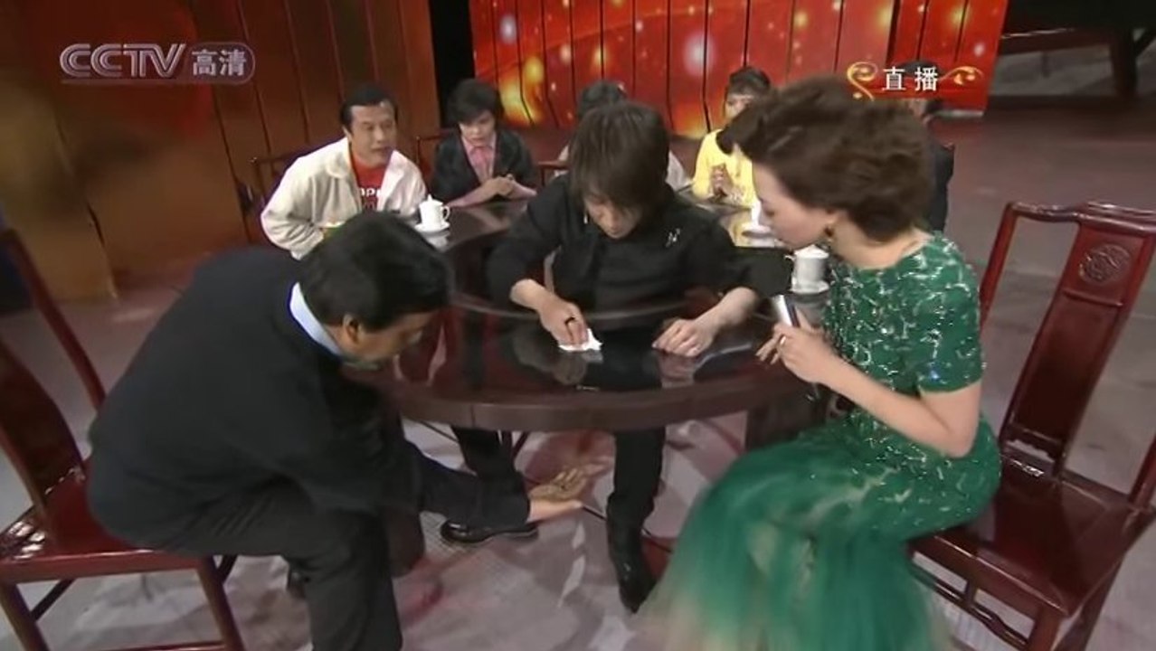 Avec seulement des pièces de monnaie, ce magicien va vous retourner le cerveau. Vous ne devinerez jamais son secret !