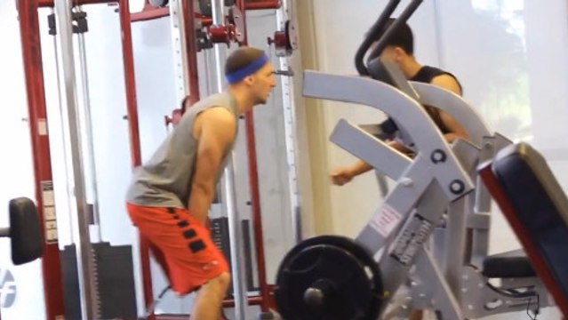 Cet homme a un peu de mal à se servir des machines d'une salle de sport... Son comportement va vous faire halluciner
