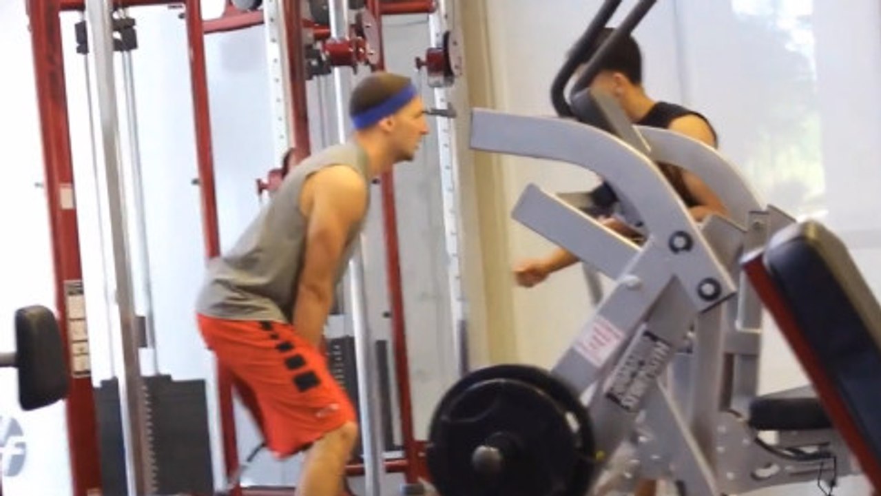 Cet homme a un peu de mal à se servir des machines d'une salle de sport... Son comportement va vous faire halluciner