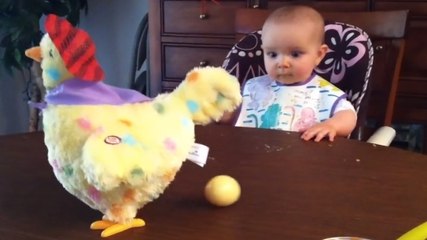 Ce bébé découvre un nouveau jouet. Sa réaction est hilarante