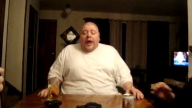 Cet homme imite parfaitement les cris des bébés. Vraiment incroyable !