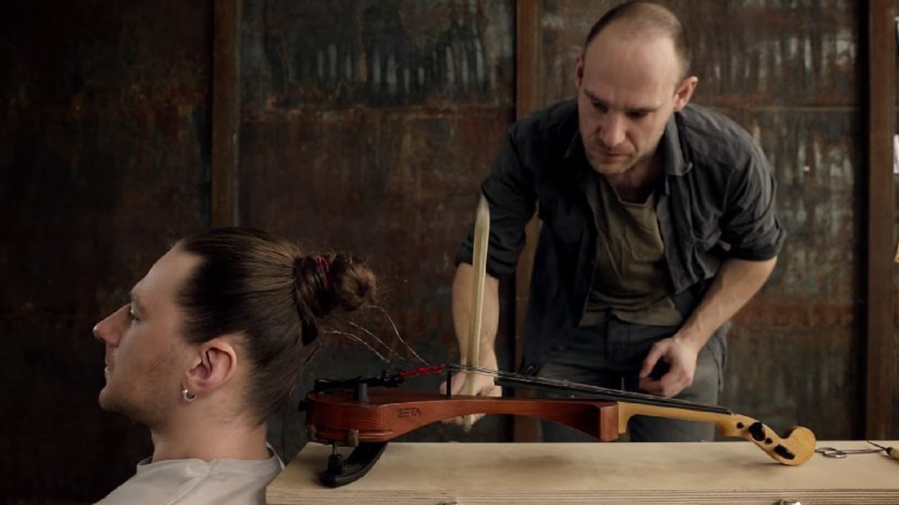 Ce musicien remplace les cordes de son violon... par des cheveux ! Et le résultat est très étonnant