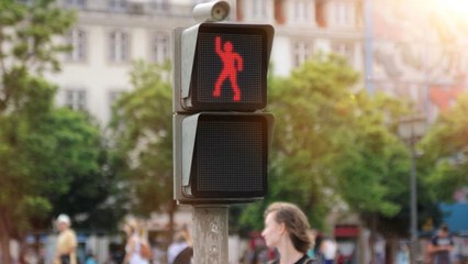 Marre d'attendre au feu rouge ? Celui-ci va vous faire halluciner !