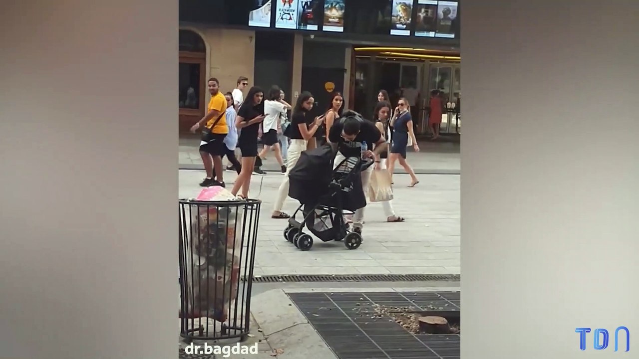 Il s'en prend à un enfant dans sa poussette... Ce n'était en fait qu'une poupée