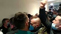 Imágenes del interior del Centro de Desarrollo Local tras ser asaltado, este lunes, por decenas de ganaderos.