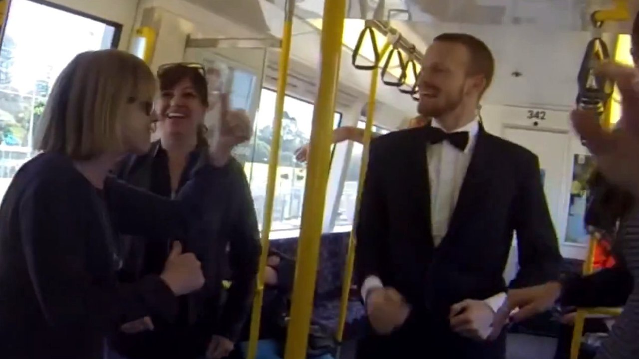 La bonne humeur n'est pas toujours au rendez-vous dans les transports en commun. Cet homme a arrangé ça !