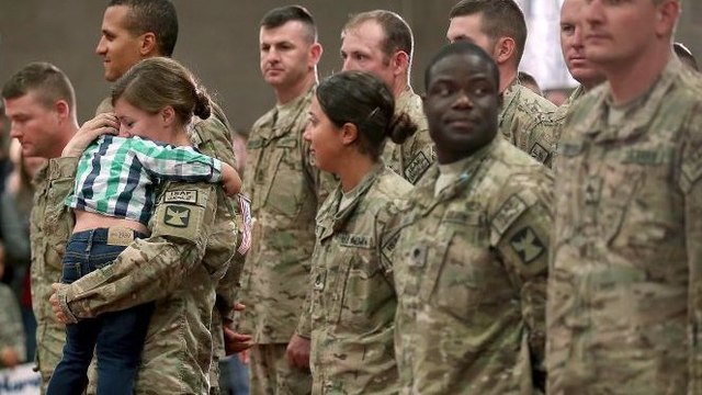 Ignorant totalement le protocole militaire, ce petit garçon va faire un incroyable geste. Un vrai instant de douceur