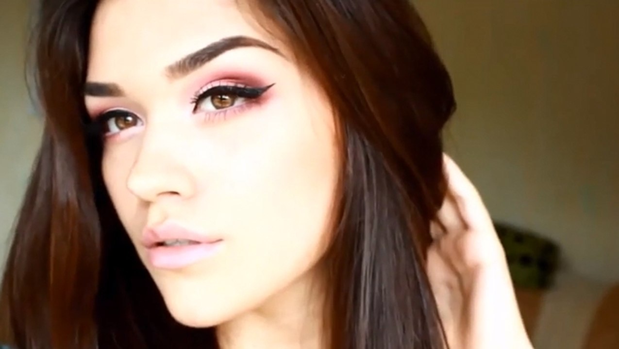 Réalisez un maquillage rose très romantique