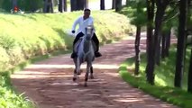 فيديو دعائي جديد يظهر كيم جونغ أون على ظهر حصان أبيض