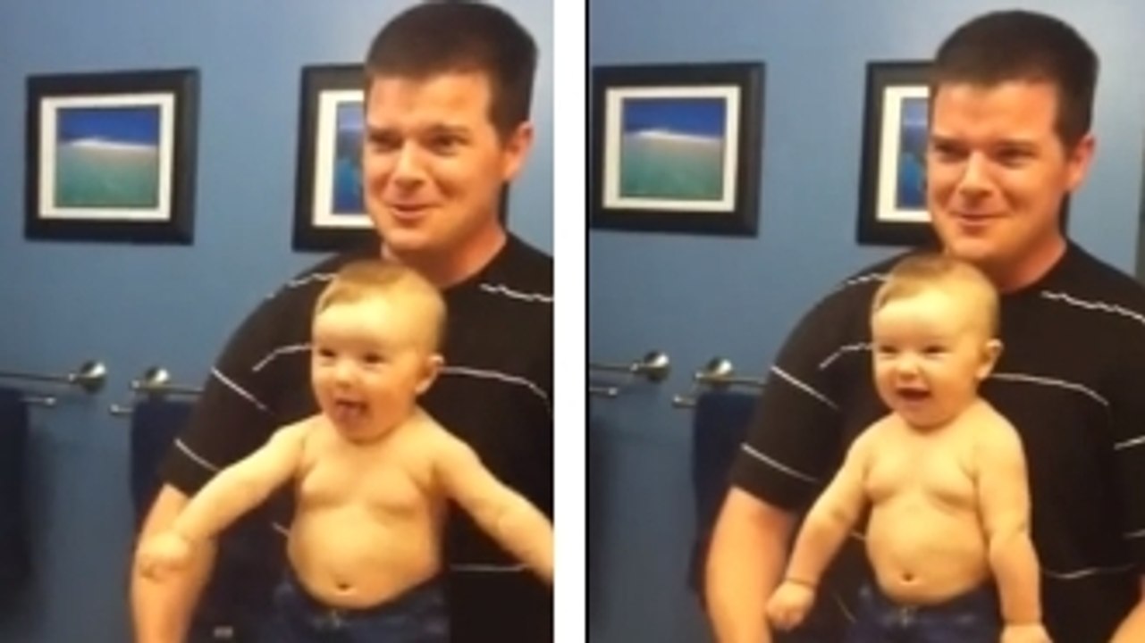 Ce bébé veut tout faire comme son papa. Même montrer ses muscles