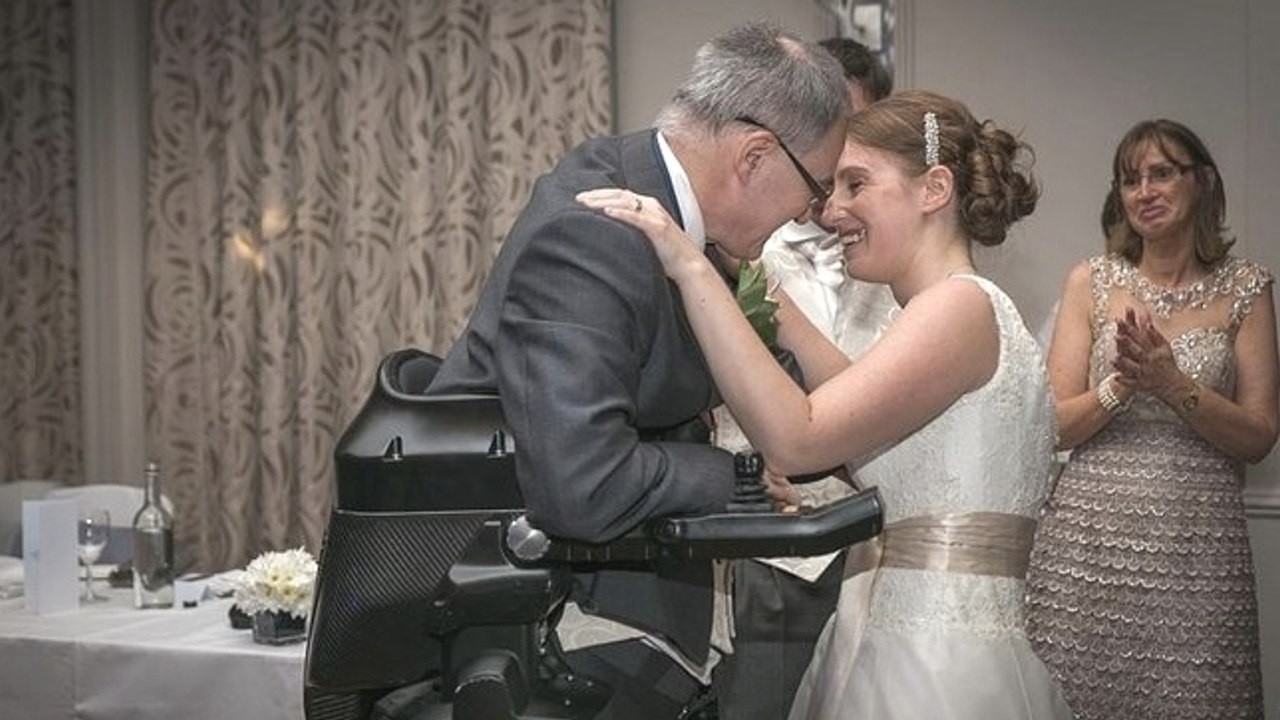 Ce papa tétraplégique se lève lors du mariage de sa fille. Un grand moment d'émotion