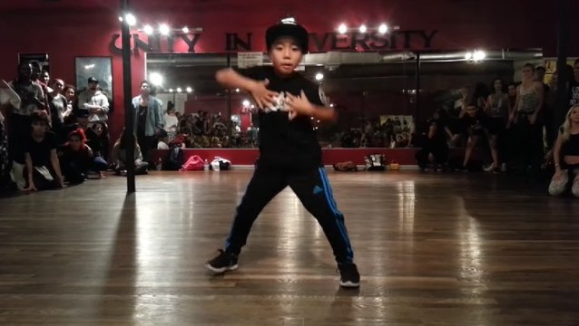 A seulement 8 ans, ce garçon a déjà le sens du hip hop ! Un talent qui va vous épater