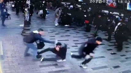 İstiklal Caddesi'nde sahte parfümcü terörü: Turisti tekmeleyip başında şişe parçaladılar