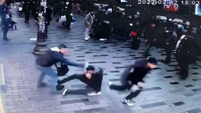 İstiklal Caddesi'nde sahte parfümcü terörü: Turisti tekmeleyip başında şişe parçaladılar