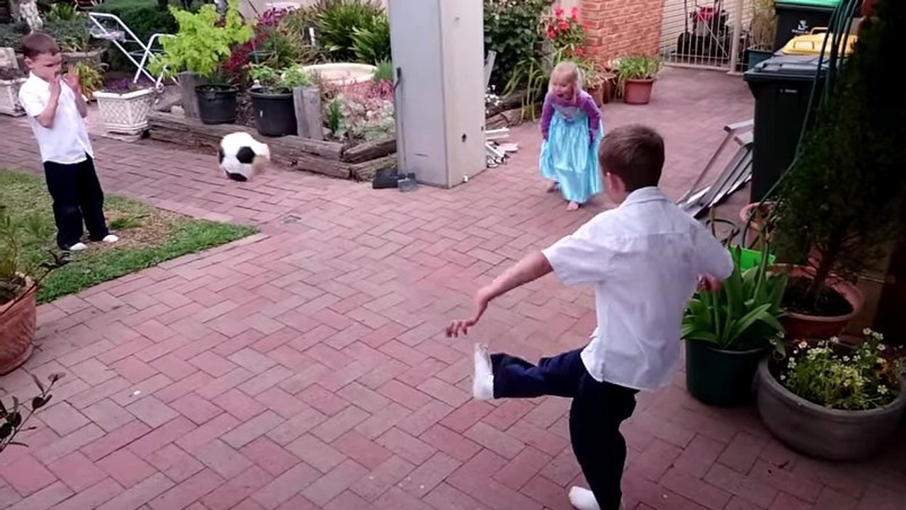 Deux garçons jouent au ballon en slowmotion. Mais l'un des deux va avoir une sacrée surprise !