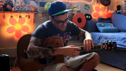 Il produit différents sons musicaux à partir d'un instrument. Sa performance est incroyable