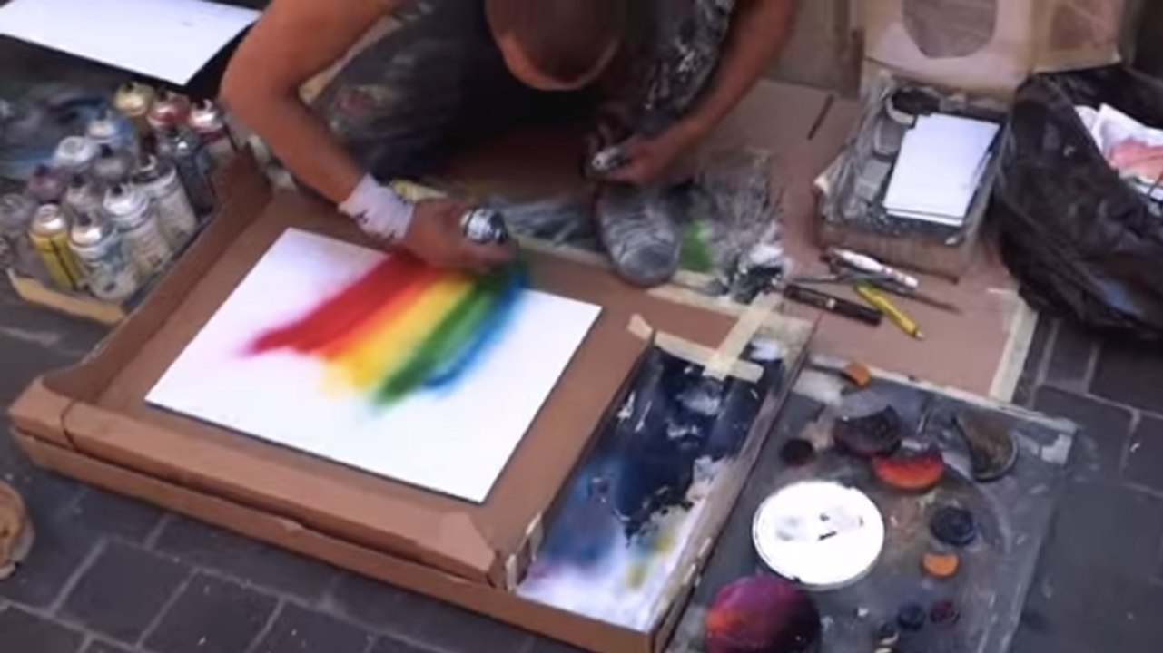 Cet artiste de rue réalise un dessin incroyable en quelques minutes. Un talent bluffant !