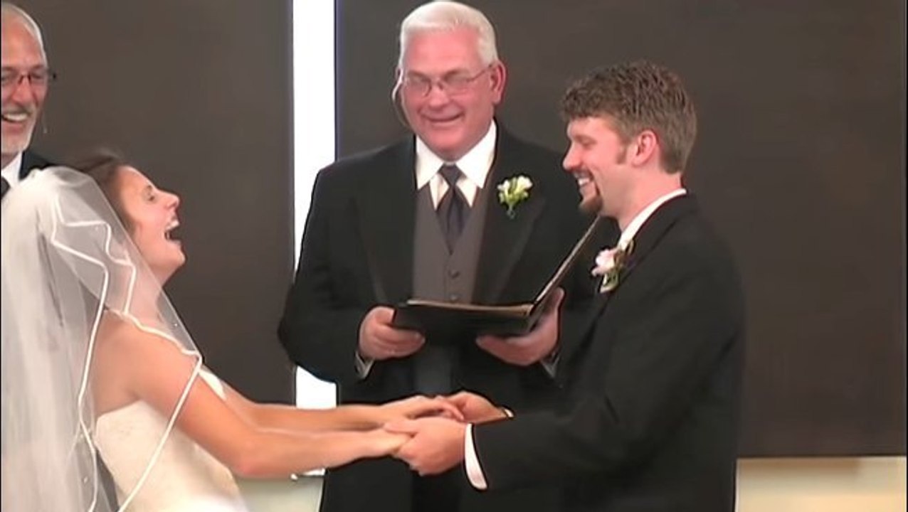 Le marié bafouille et un fou rire éclate en pleine cérémonie de mariage. Un moment totalement hilarant !