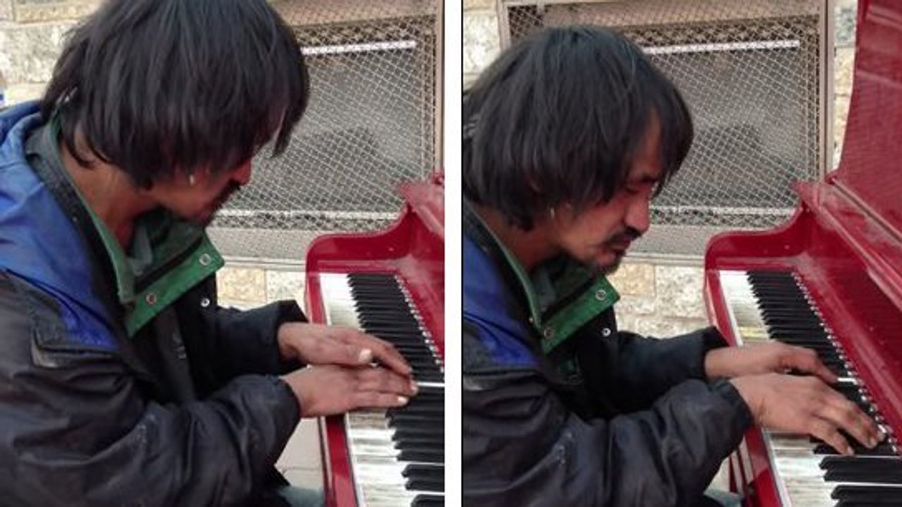 Ce sans-abri joue du piano en pleine rue. Une performance bouleversante