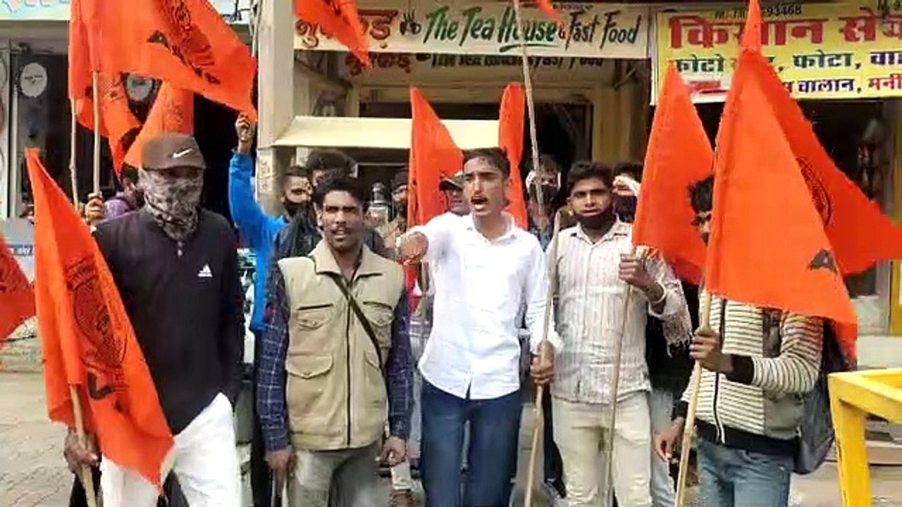 रीट परीक्षा में गड़बड़ी के विरोध में पीसीसी चीफ के आवास पर छात्रों ने किया प्रदर्शन, जमकर लगाए नारे