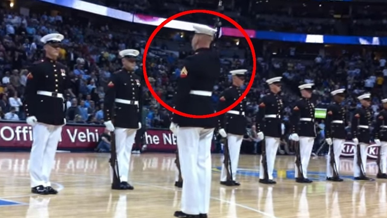 Ce militaire manie le fusil comme personne. Vous n'allez pas en croire vos yeux !