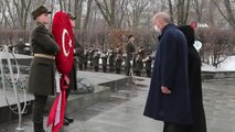 Cumhurbaşkanı Erdoğan, Ukrayna'daki Meçhul Asker Anıtı'na çelenk bıraktı