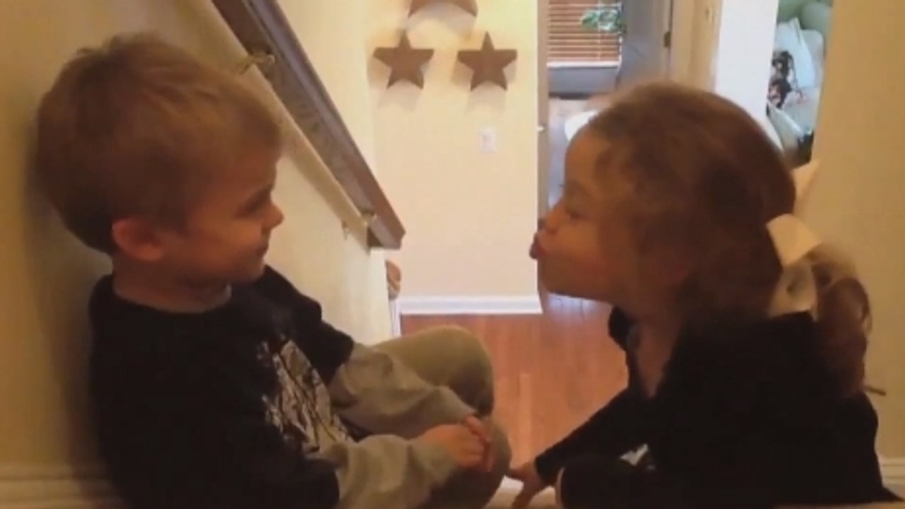 Ces enfants sont adorables. Ils échangent leur premier bisou