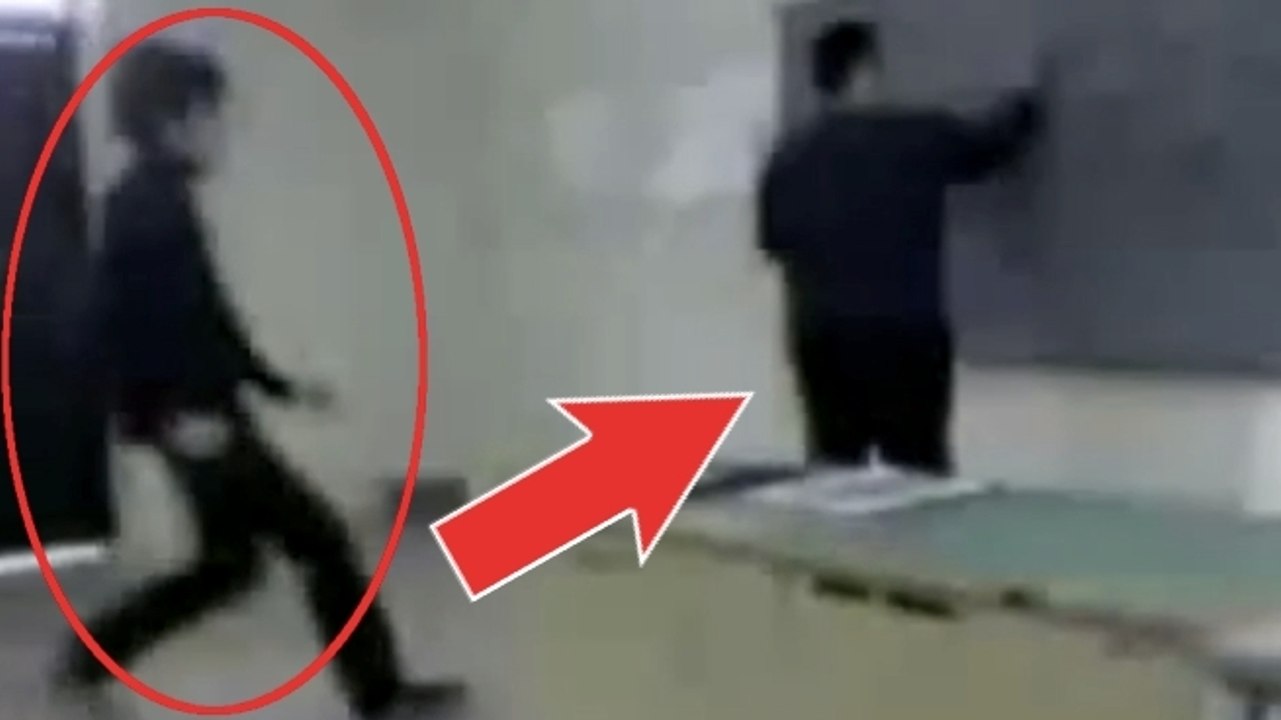 Ces élèves ont fait une très mauvaise blague à leur prof en plein cours. Pas sûr qu'il ait apprécié...